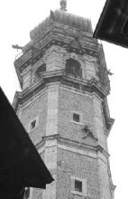 Dario Nani mentre scala il campanile della basilica
