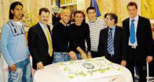 Giulio Migliaccio e Antonino Bernardini al taglio della torta degli «Amici»