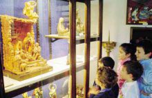 Un gruppo di bambini in visita al museo della basilica di Gandino, nella sezione dedicata ai presepi
