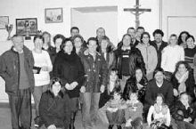 Don Andrea circondato dai parenti e da alcuni parrocchiani