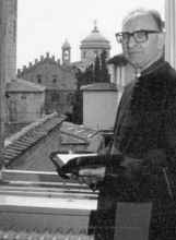 Monsignor Giovanni Carnazzi, alla finestra della casa in piazzetta San Salvatore, in cui risiedeva. È stato parroco della Cattedrale dal 1977 al 1997. Originario di Gandino è sempre rimasto legato alla comunità della Valle Seriana.