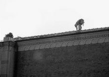 Una delle foto della Lega: operai sul tetto senza appigli