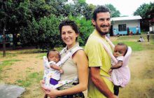 Denise Andrioletti e Danilo Mignani con due bambini africani. Hanno ricevuto dal vescovo il mandato e giovedì prossimo partono in missione per Kankao, in Malawi