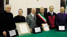 I premiati con il sindaco e Valoti del Cai Bergamo
