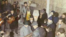 La «Pastorèla» a Gandino, in una foto degli Anni ’60. In alto, Giovanni Ongaro in primo piano al mandolino, in una foto di Domenico Lucchetti