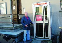 Livio Marchi, della Consulta della frazione di Barzizza, davanti alla cabina di piazza Duca d'Aosta