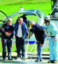 Luigi Nodari viene aiutato a scendere dall'elicottero con il quale ha sorvolato le amate Orobie 