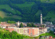 Una veduta di Gandino con, in primo piano, la casa di riposo