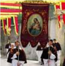 Lo stendardo del Carmine portato in processione