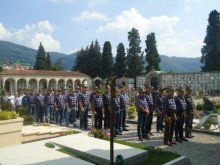 La deposizione della corona d'alloro al cimitero