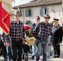 I resti dell’alpino Antonio Colombi portati dalle penne nere di Gandino