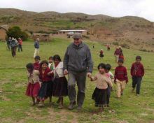 Mons. Angelo Gelmi con i bambini boliviani 