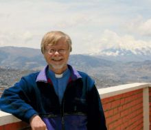 Don Eugenio Coter a La Paz con alle spalle le imponenti montagne della Bolivia