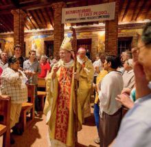 Monsignor Eugenio Coter tra i fedeli del vicariato apostolico del Pando, in Bolivia;