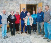 Monsignor Gelmi (al centro) al Monte Alto con gli amici del Cai Valgandino