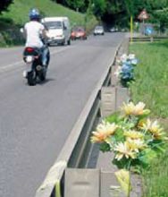 Fiori sulla strada della Val Gandino, qui nel 2010 morì un giovane