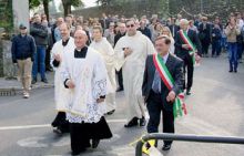 Don Carlo Caccia al suo ingresso insieme al sindaco Ferrini