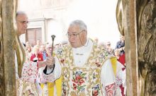 A Clusone davanti alle nuove  porte della Basilica