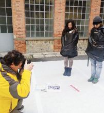 Eras Perani sul set fotografico allestito nell’ex Lanificio a Gandino