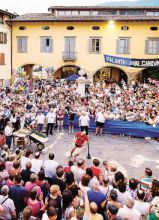 La corsa delle uova in piazza, in mezzo alla folla