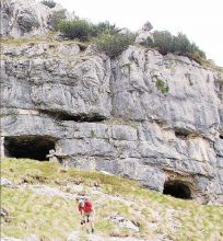 Ricoveri scavati dai soldati sul Monte Ukla