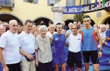 Foto di gruppo tra veterani e concorrenti prima del via della corsa